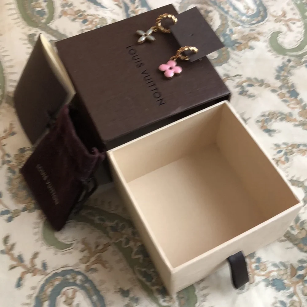 LouisVuitton baby blue and pink earrings - Picture 4 of 7